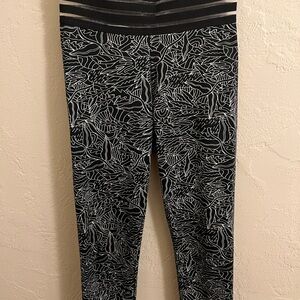 Black and Gray Leaf Pattern Leggings